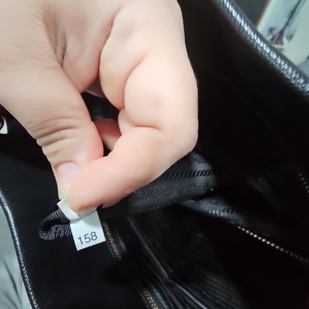 Black leather Prada Galleria Saffiano Lux tote bag - Picture 7 of 7